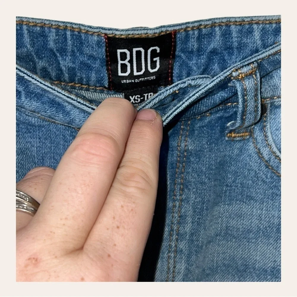 0123W. BDG MEDIUM WASH DENIM SKIRT‎ SIZE XSMALL RAW HEM SLIT